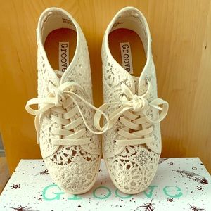 Groove brand floral lace fashion sneakers!